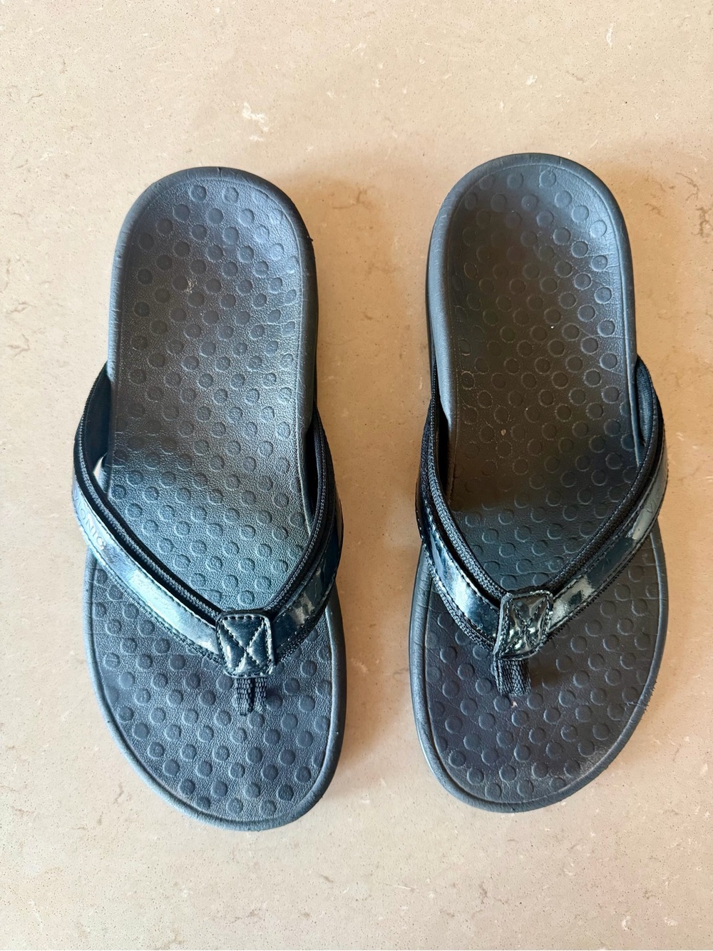 Vionic Black Patent Leather Orthotic Flip Flops Women's Thong Sandals Size 6 🩴🩴